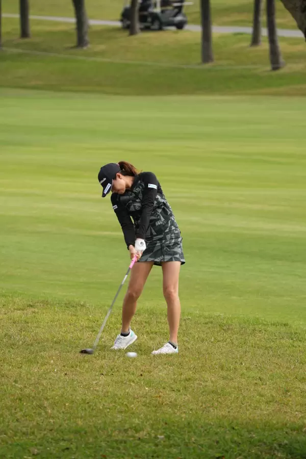 新垣比菜のフェアウェイウッドスイング（ラフ）連続写真【2022年ダイキンオーキッドレディスゴルフトーナメント】