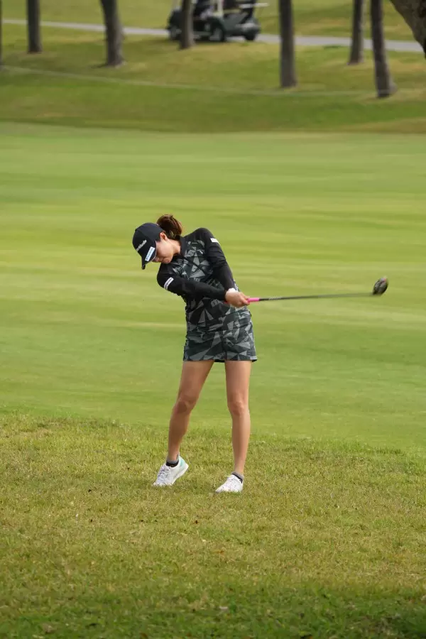 新垣比菜のフェアウェイウッドスイング（ラフ）連続写真【2022年ダイキンオーキッドレディスゴルフトーナメント】