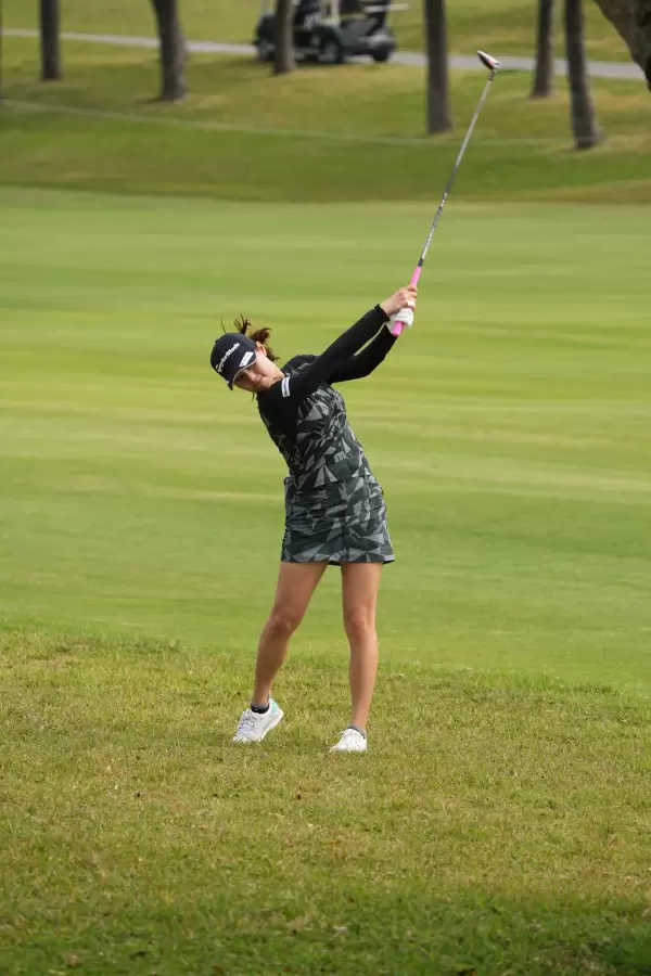 新垣比菜のフェアウェイウッドスイング（ラフ）連続写真【2022年ダイキンオーキッドレディスゴルフトーナメント】