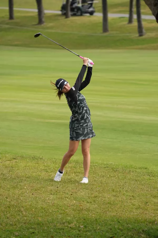 新垣比菜のフェアウェイウッドスイング（ラフ）連続写真【2022年ダイキンオーキッドレディスゴルフトーナメント】