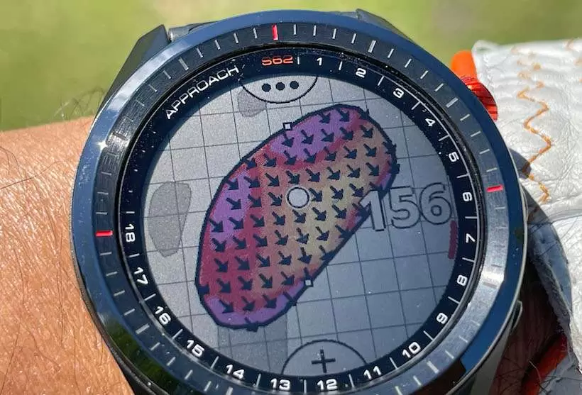 腕時計型の距離計測器にアプリをインストールした写真