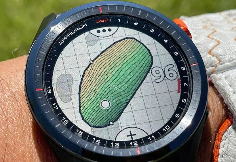 腕時計型の距離計測器にアプリをインストールした画面写真