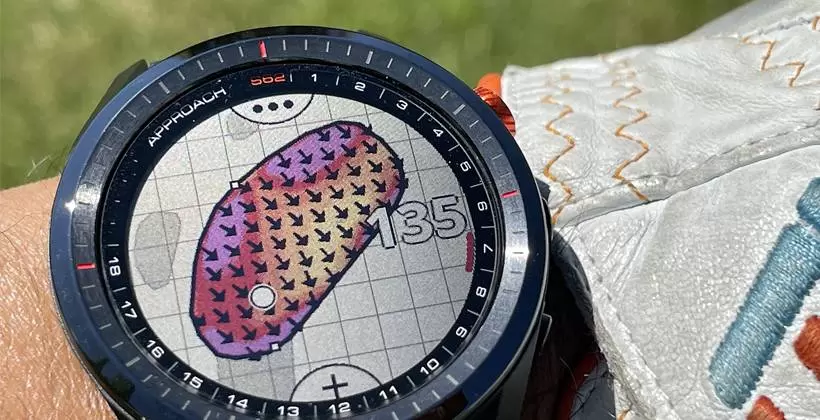 腕時計型の距離計測器にアプリをインストールした写真