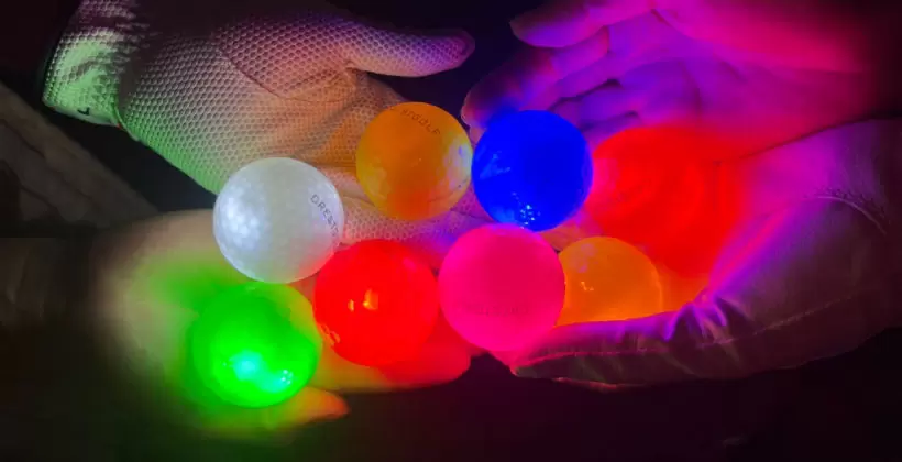 光るゴルフボール