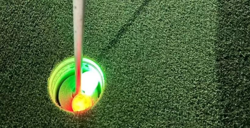 光るゴルフボール