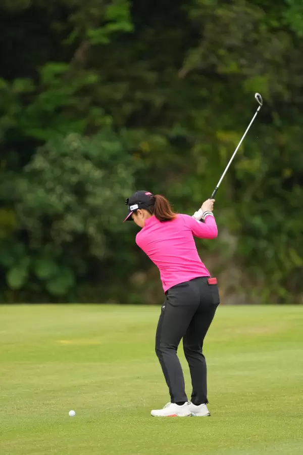 笠りつ子のアイアンスイング（斜め前方）連続写真【2022年ダイキンオーキッドレディスゴルフトーナメント】