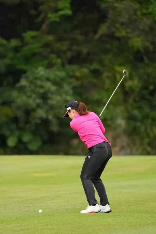 笠りつ子のアイアンスイング（斜め前方）連続写真【2022年ダイキンオーキッドレディスゴルフトーナメント】