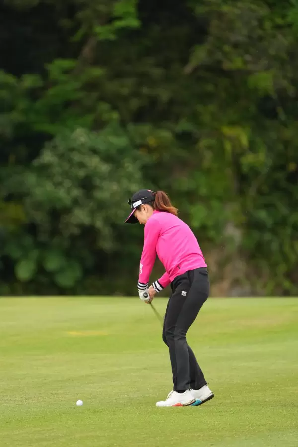 笠りつ子のアイアンスイング（斜め前方）連続写真【2022年ダイキンオーキッドレディスゴルフトーナメント】
