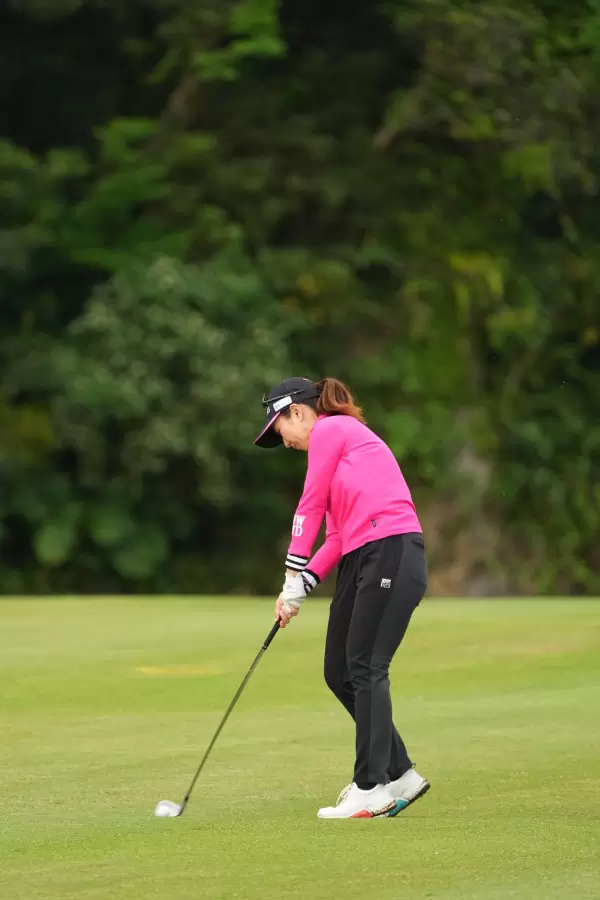 笠りつ子のアイアンスイング（斜め前方）連続写真【2022年ダイキンオーキッドレディスゴルフトーナメント】