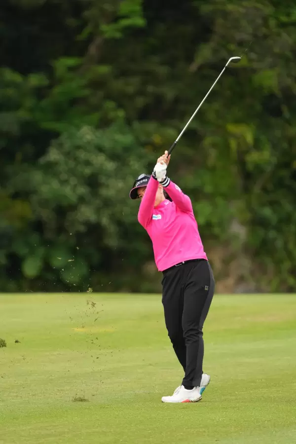 笠りつ子のアイアンスイング（斜め前方）連続写真【2022年ダイキンオーキッドレディスゴルフトーナメント】