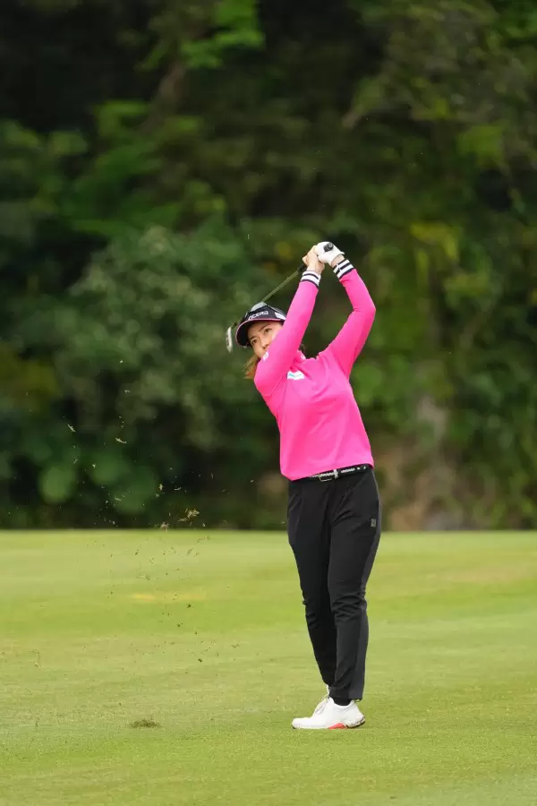 笠りつ子のアイアンスイング（斜め前方）連続写真【2022年ダイキンオーキッドレディスゴルフトーナメント】