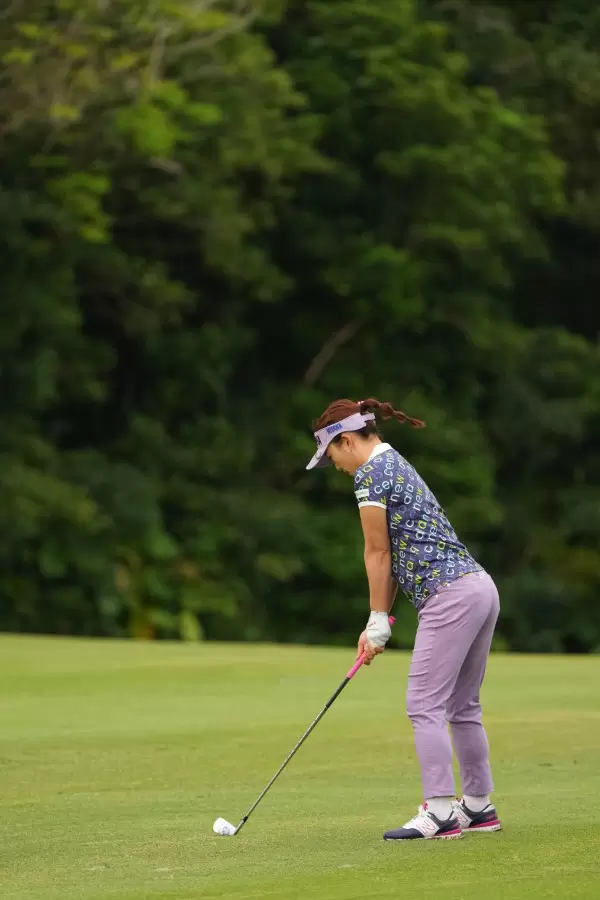 有村智恵のアイアンスイング（斜め前方）連続写真【2022年ダイキンオーキッドレディスゴルフトーナメント】