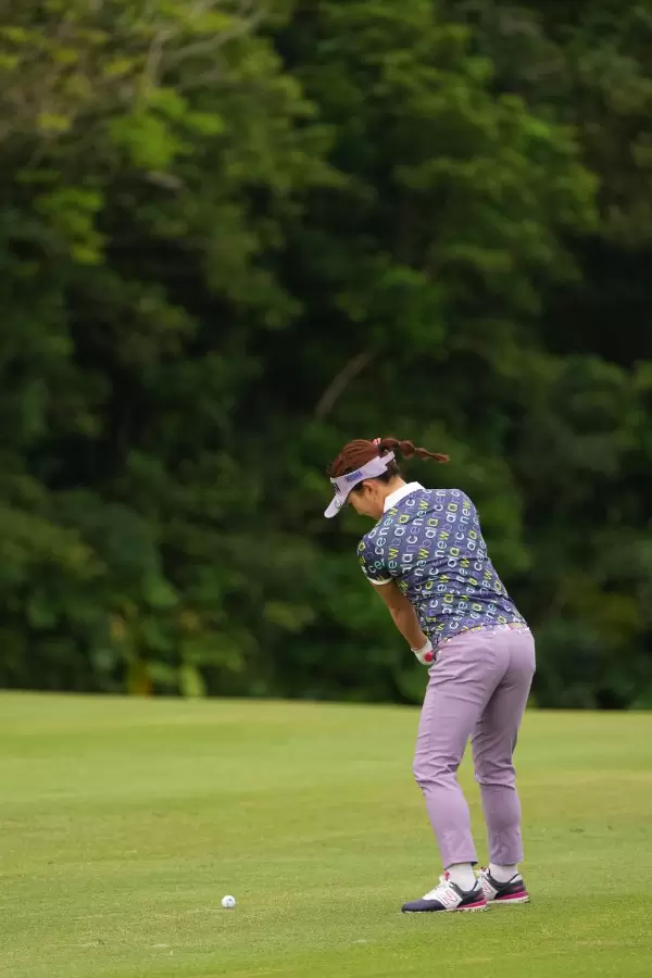 有村智恵のアイアンスイング（斜め前方）連続写真【2022年ダイキンオーキッドレディスゴルフトーナメント】