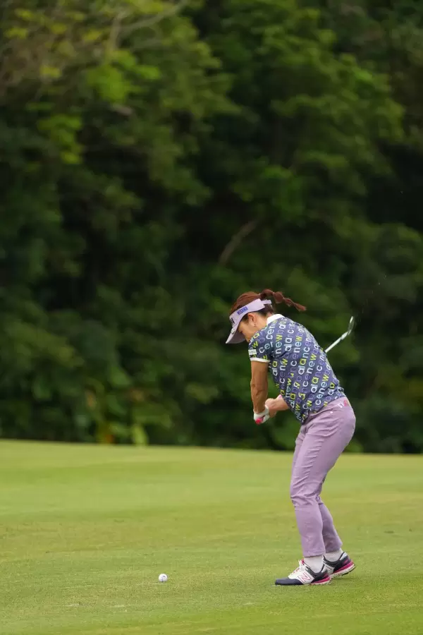 有村智恵のアイアンスイング（斜め前方）連続写真【2022年ダイキンオーキッドレディスゴルフトーナメント】