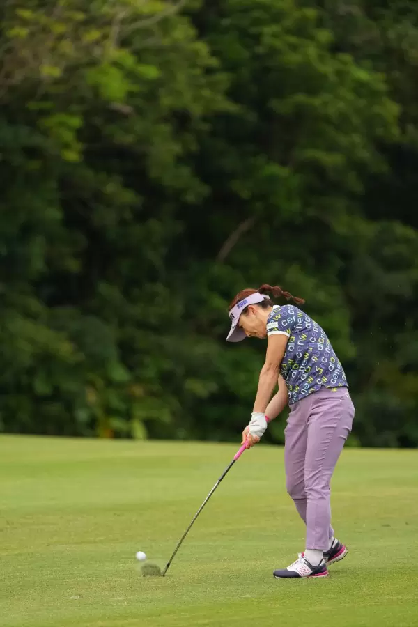 有村智恵のアイアンスイング（斜め前方）連続写真【2022年ダイキンオーキッドレディスゴルフトーナメント】