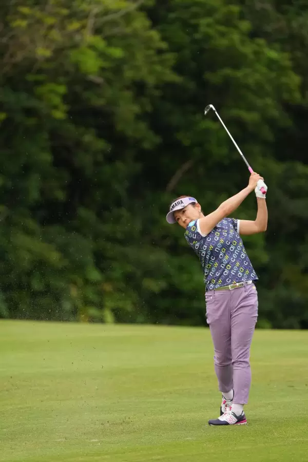 有村智恵のアイアンスイング（斜め前方）連続写真【2022年ダイキンオーキッドレディスゴルフトーナメント】