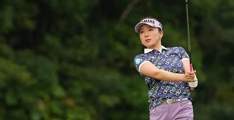 有村智恵のアイアンスイング(斜め前方)連続写真【2022年ダイキンオーキッドレディスゴルフトーナメント】