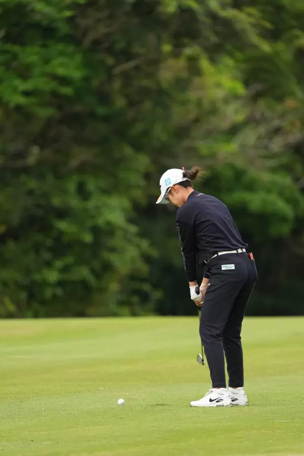 大西葵のアイアンスイング（斜め前方）連続写真【2022年ダイキンオーキッドレディスゴルフトーナメント】