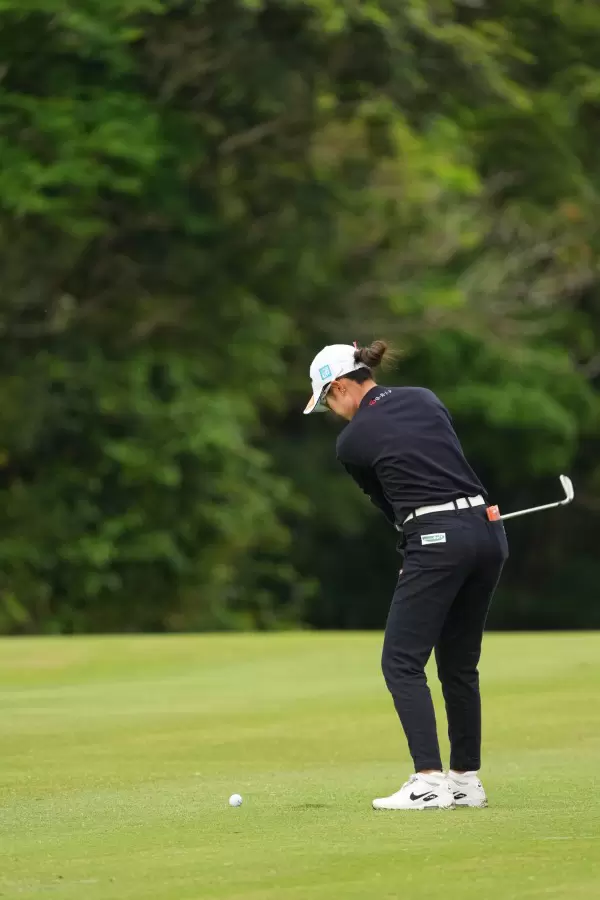 大西葵のアイアンスイング（斜め前方）連続写真【2022年ダイキンオーキッドレディスゴルフトーナメント】