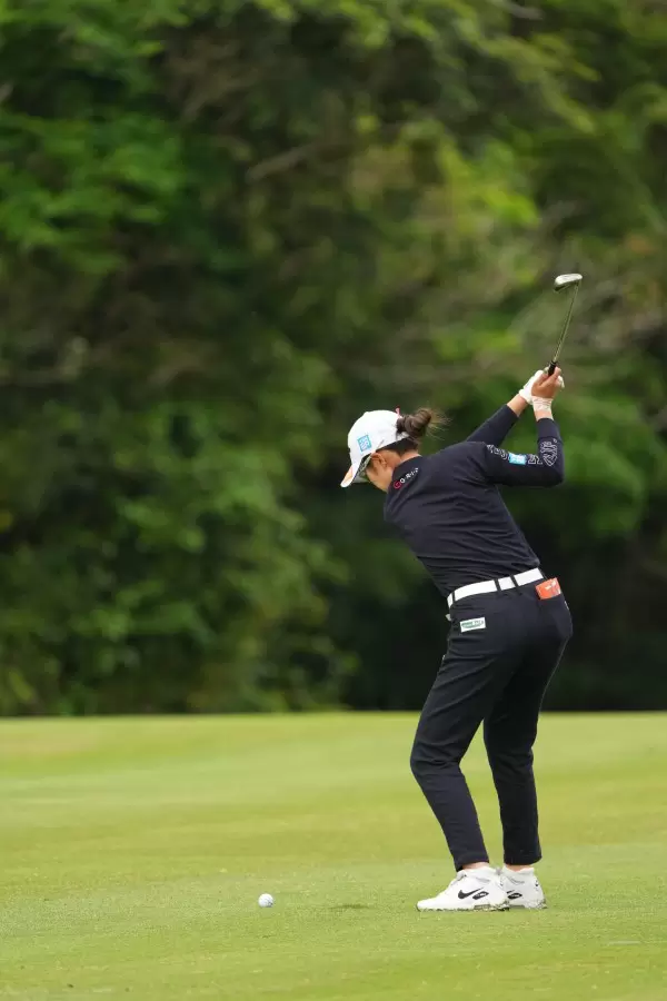 大西葵のアイアンスイング（斜め前方）連続写真【2022年ダイキンオーキッドレディスゴルフトーナメント】