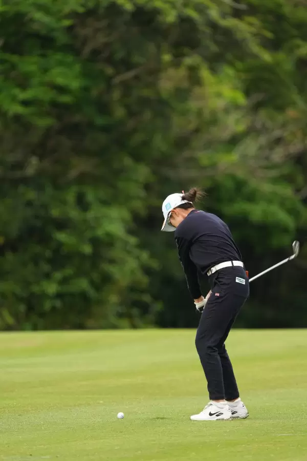 大西葵のアイアンスイング（斜め前方）連続写真【2022年ダイキンオーキッドレディスゴルフトーナメント】