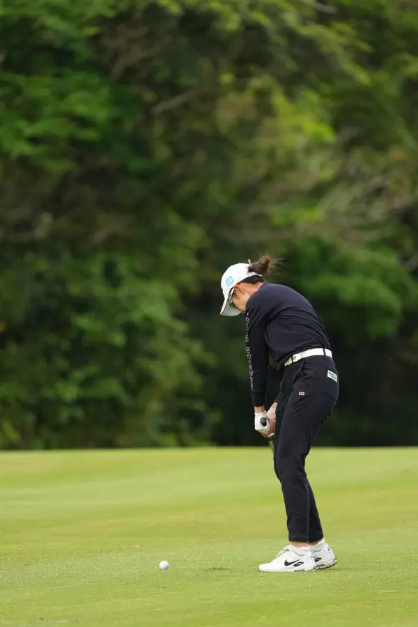 大西葵のアイアンスイング（斜め前方）連続写真【2022年ダイキンオーキッドレディスゴルフトーナメント】