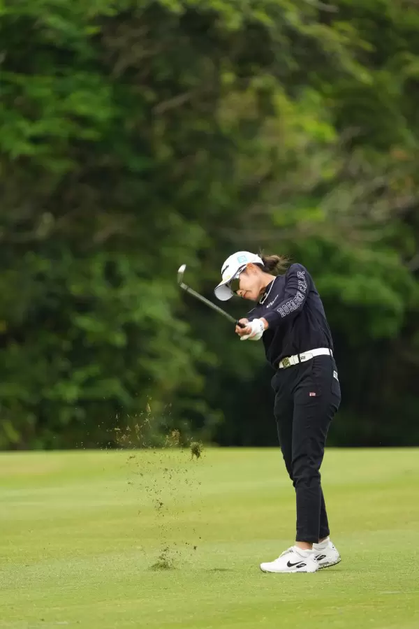 大西葵のアイアンスイング（斜め前方）連続写真【2022年ダイキンオーキッドレディスゴルフトーナメント】