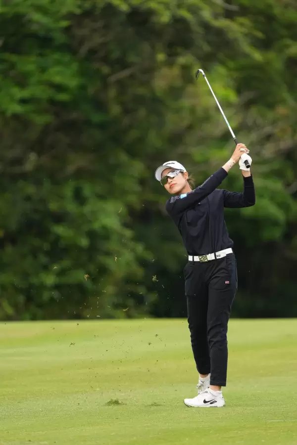 大西葵のアイアンスイング（斜め前方）連続写真【2022年ダイキンオーキッドレディスゴルフトーナメント】