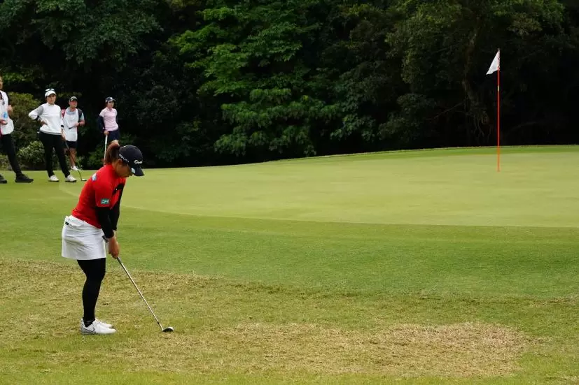 永峰咲希のウェッジスイング（アプローチ）連続写真【2022年ダイキンオーキッドレディスゴルフトーナメント】