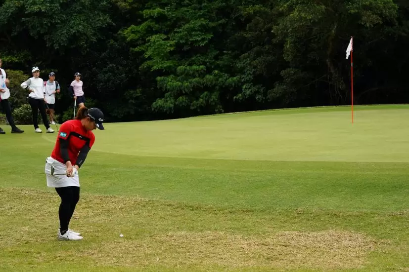 永峰咲希のウェッジスイング（アプローチ）連続写真【2022年ダイキンオーキッドレディスゴルフトーナメント】