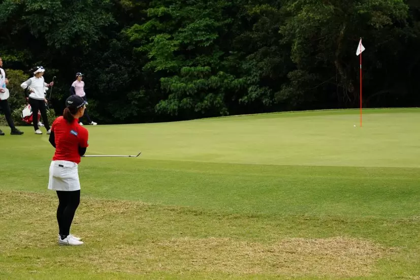 永峰咲希のウェッジスイング（アプローチ）連続写真【2022年ダイキンオーキッドレディスゴルフトーナメント】