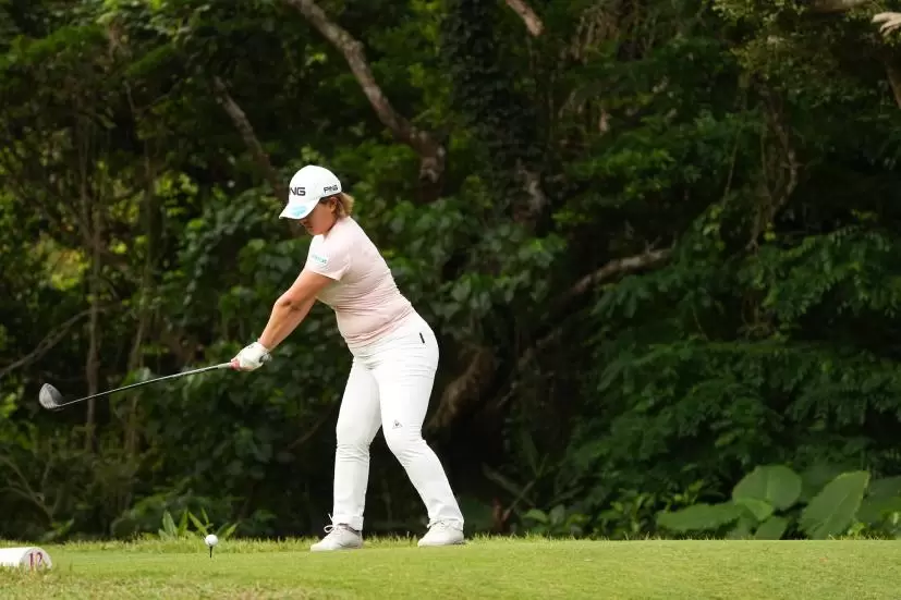 鈴木愛のドライバースイング（斜め前方）連続写真【2022年ダイキンオーキッドレディスゴルフトーナメント】