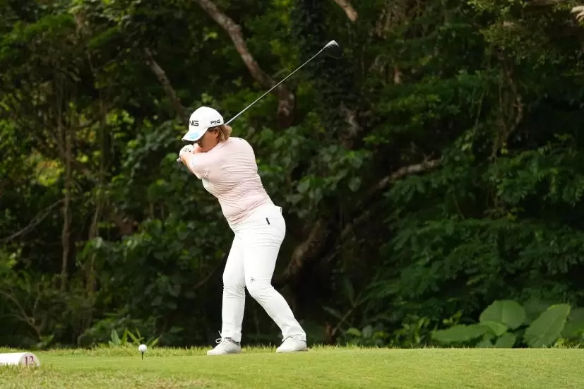 鈴木愛のドライバースイング（斜め前方）連続写真【2022年ダイキンオーキッドレディスゴルフトーナメント】