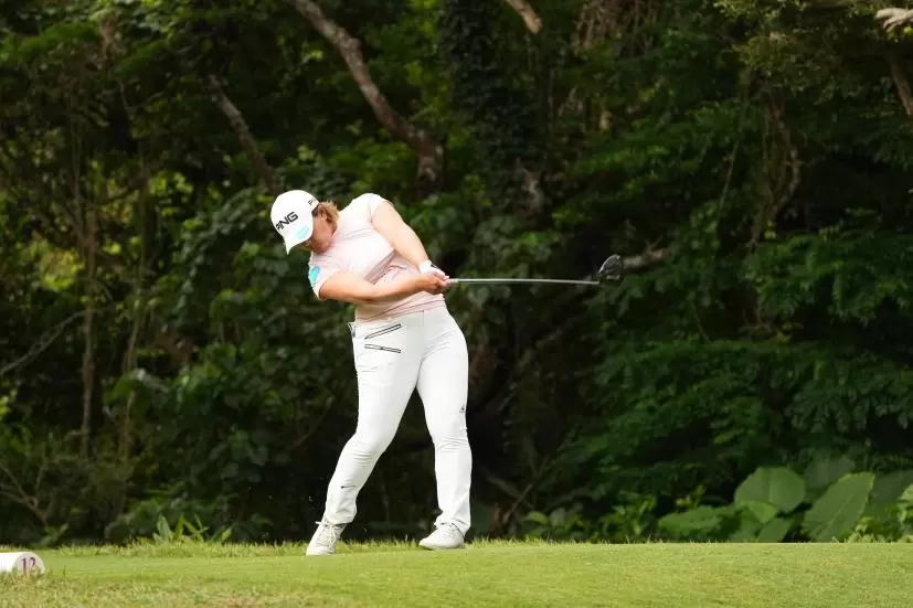 鈴木愛のドライバースイング（斜め前方）連続写真【2022年ダイキンオーキッドレディスゴルフトーナメント】