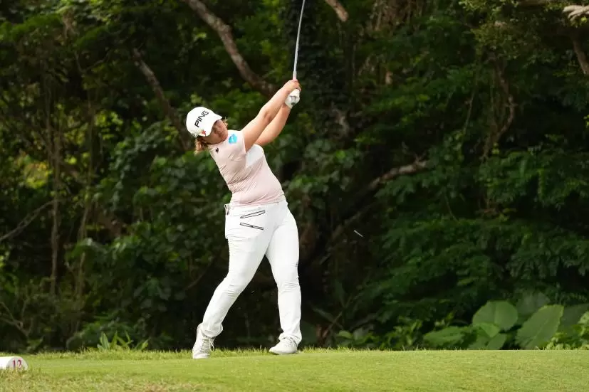 鈴木愛のドライバースイング（斜め前方）連続写真【2022年ダイキンオーキッドレディスゴルフトーナメント】