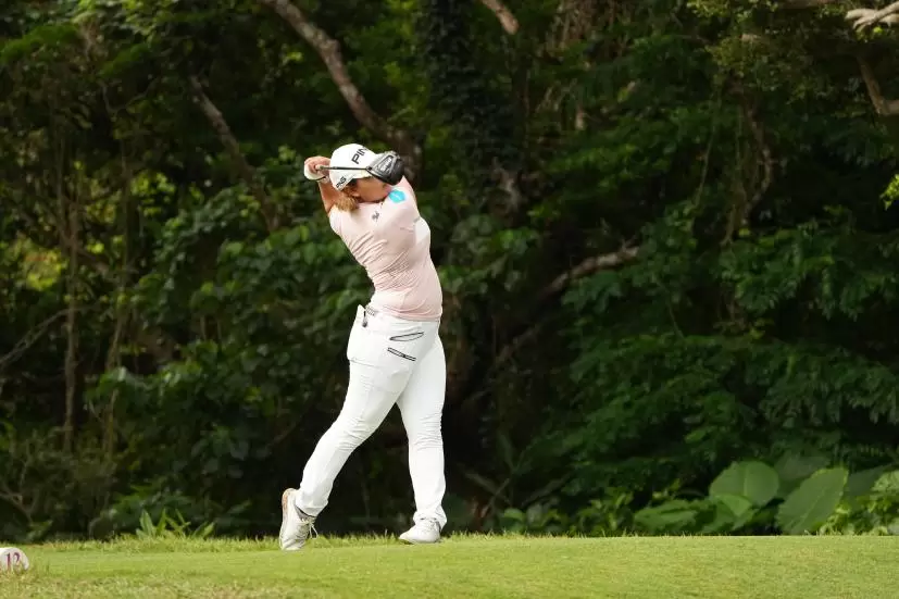 鈴木愛のドライバースイング（斜め前方）連続写真【2022年ダイキンオーキッドレディスゴルフトーナメント】