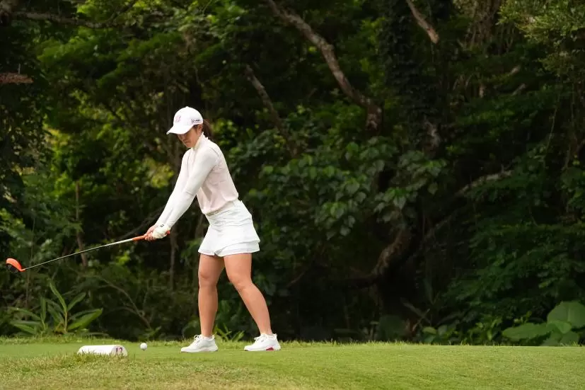 渡邉彩香のドライバースイング（斜め前方）連続写真【2022年ダイキンオーキッドレディスゴルフトーナメント】