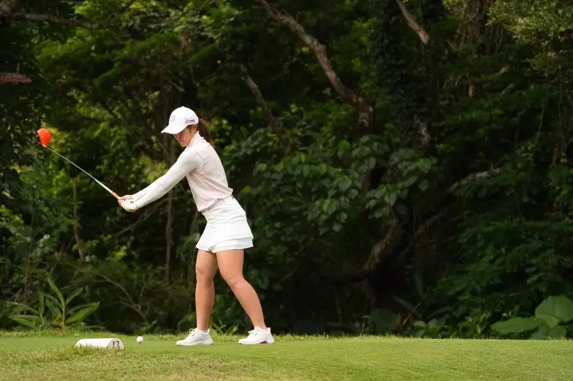 渡邉彩香のドライバースイング（斜め前方）連続写真【2022年ダイキンオーキッドレディスゴルフトーナメント】