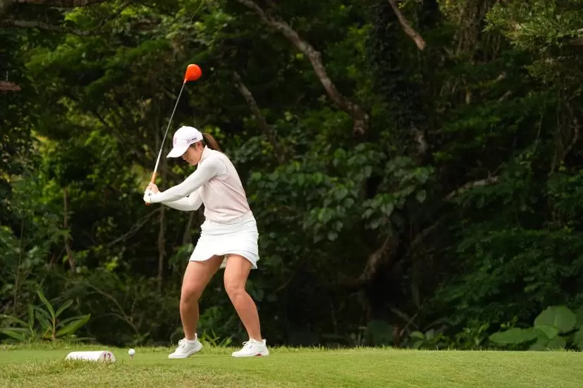 渡邉彩香のドライバースイング（斜め前方）連続写真【2022年ダイキンオーキッドレディスゴルフトーナメント】