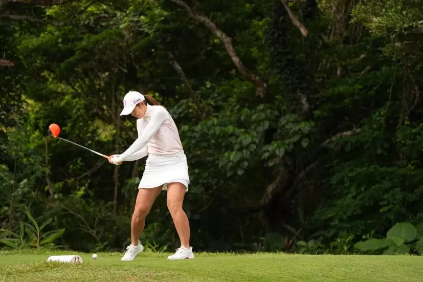 渡邉彩香のドライバースイング（斜め前方）連続写真【2022年ダイキンオーキッドレディスゴルフトーナメント】
