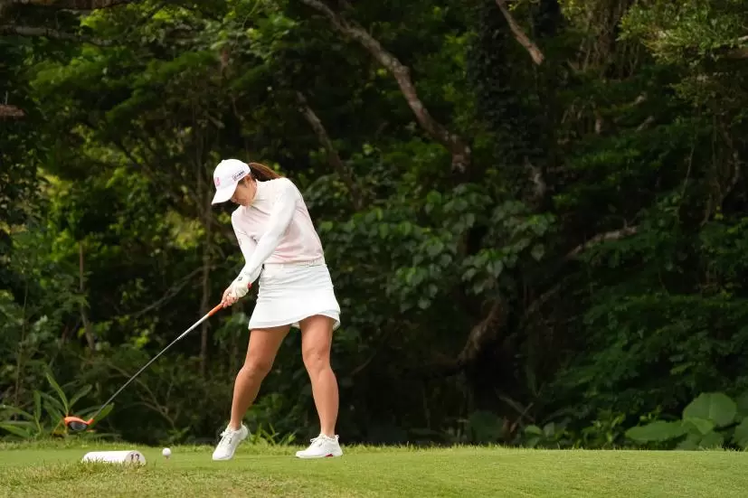 渡邉彩香のドライバースイング（斜め前方）連続写真【2022年ダイキンオーキッドレディスゴルフトーナメント】