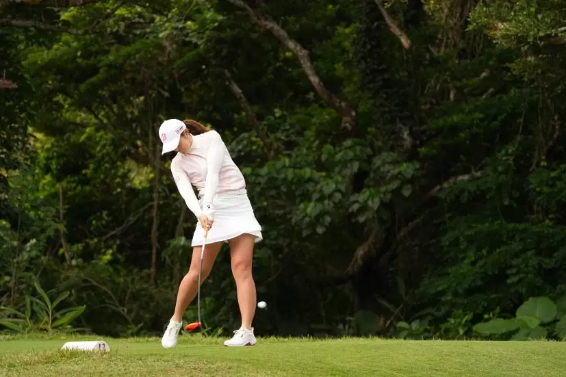 渡邉彩香のドライバースイング（斜め前方）連続写真【2022年ダイキンオーキッドレディスゴルフトーナメント】