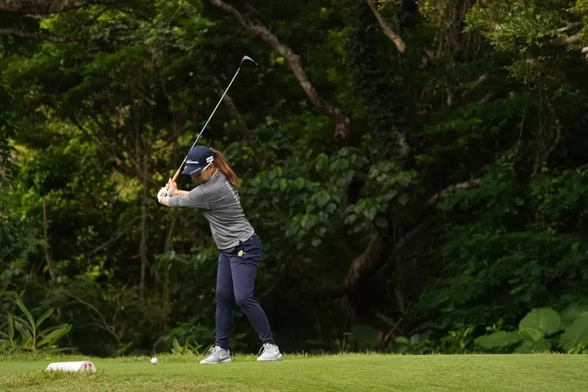 宮里美香のドライバースイング（斜め前方）連続写真【2022年ダイキンオーキッドレディスゴルフトーナメント】