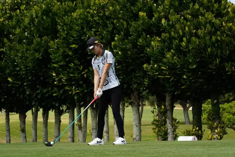 金田久美子のドライバースイング（斜め前方）連続写真【2022年ダイキンオーキッドレディスゴルフトーナメント】