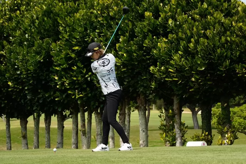 金田久美子のドライバースイング（斜め前方）連続写真【2022年ダイキンオーキッドレディスゴルフトーナメント】
