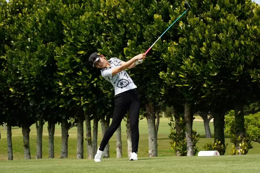金田久美子のドライバースイング（斜め前方）連続写真【2022年ダイキンオーキッドレディスゴルフトーナメント】