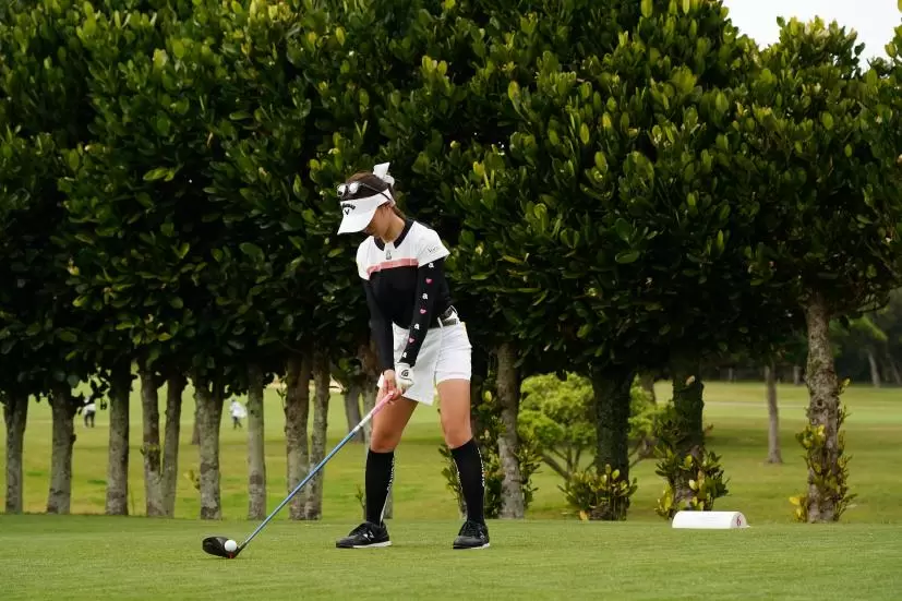 臼井麗香のドライバースイング（斜め前方）連続写真【2022年ダイキンオーキッドレディスゴルフトーナメント】