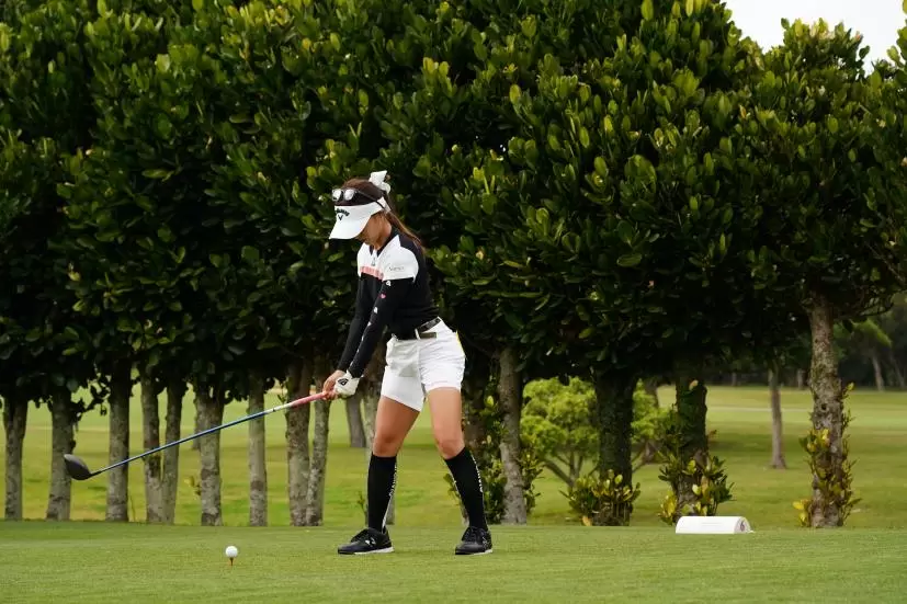 臼井麗香のドライバースイング（斜め前方）連続写真【2022年ダイキンオーキッドレディスゴルフトーナメント】