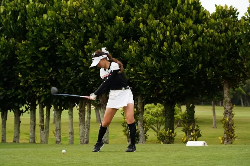 臼井麗香のドライバースイング（斜め前方）連続写真【2022年ダイキンオーキッドレディスゴルフトーナメント】