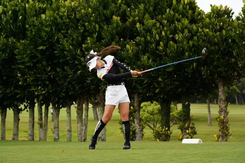 臼井麗香のドライバースイング（斜め前方）連続写真【2022年ダイキンオーキッドレディスゴルフトーナメント】